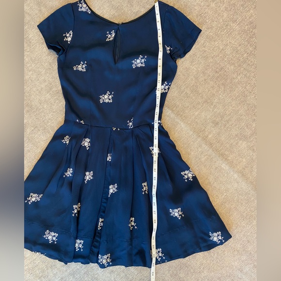 BLUE AND WHITE FLORAL PRINT REFORMATION MINI DRESS - Picture 9 of 9